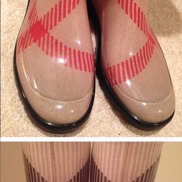 Super cute Burberry rain boots - Picture 2 of 5